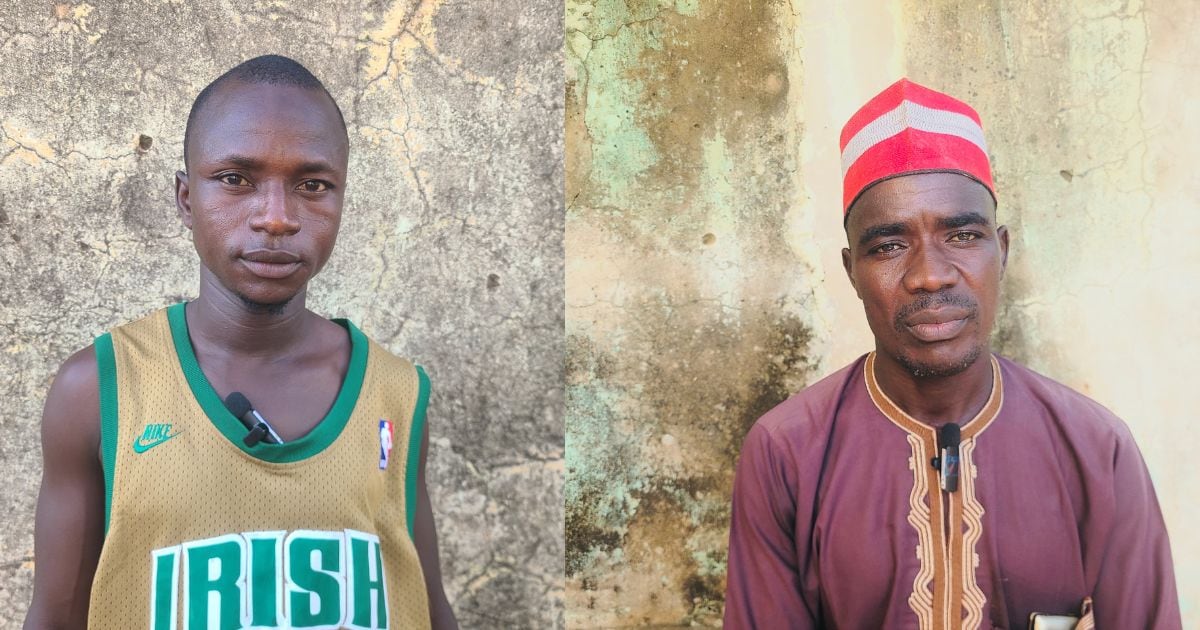 De izquierda a derecha, Abubakar Kabir y Yunus Umar Hashim, dos de los novios que fueron casados en la ceremonia colectiva celebrada en Kano (Nigeria) el pasado 8 de agosto.
