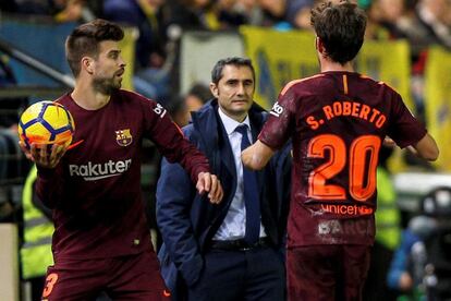 El entrenador del FC Barcelona, Ernesto Valverde, y los jugadores Gerard Piqué y Sergi Roberto.