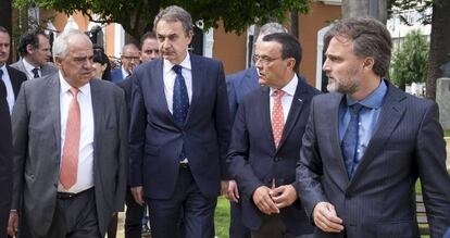 Zapatero y Ernesto Samper, a la izquierda, en el congreso de Huelva.
