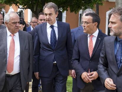 Zapatero y Ernesto Samper, a la izquierda, en el congreso de Huelva.