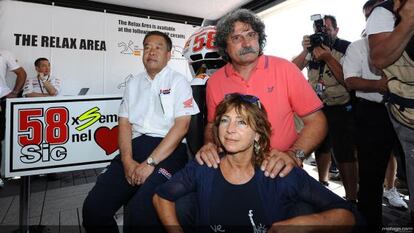 Nakamoto, vicepresidente de Honda, junto a los padres de Simoncelli