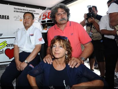 Nakamoto, vicepresidente de Honda, junto a los padres de Simoncelli