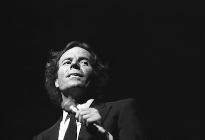 Julio Iglesias actuando en el Rex Theater de París el 10 enero de 1984.