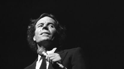 Julio Iglesias actuando en el Rex Theater de París el 10 enero de 1984.