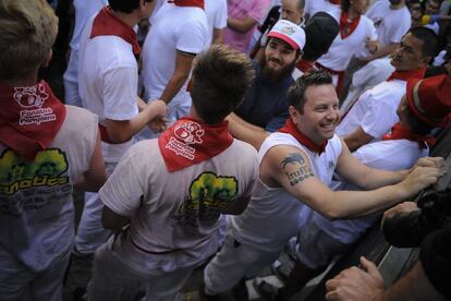 Muchos turistas y no turistas son los que se han reunido esta mañana en la segunda jornada del encierro de las fiestas de San Fermin.