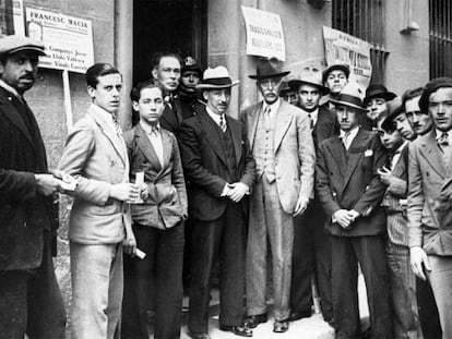 Companys (con sombrero blanco, en el centro) y Macià (con sombrero oscuro) en un acto electoral en Barcelona, el 12 de abril de 1931.