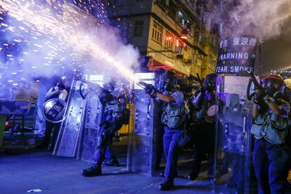 Agentes antidisturbios disparan gases lacrimógenos y pelotas de goma contra los manifestantes en el distrito de Sham Shui Po de Hong Kong, el 14 de agosto de 2019.