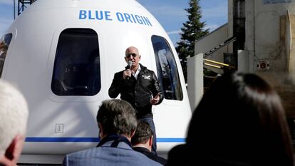 Jeff Bezos con una cápsula de su compañía Blue Origin, en abril de 2017 en Colorado.