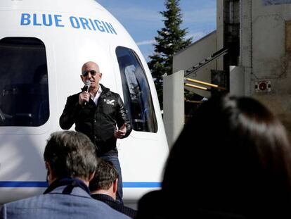 Jeff Bezos con una cápsula de su compañía Blue Origin, en abril de 2017 en Colorado.
