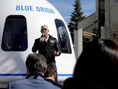 Jeff Bezos con una cápsula de su compañía Blue Origin, en abril de 2017 en Colorado.