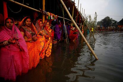 Devotees offer prayers to the setting sun during the "Chhath" festival at Bagmati River in Kathmandu, Nepal October 26, 2017. REUTERS/Navesh Chitrakar