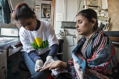 Los autobuses mejor equipados de Smile on Wheels incluyen un laboratorio más sofisticado en el que se pueden realizar pruebas de sangre o incluso tomar rayos X.