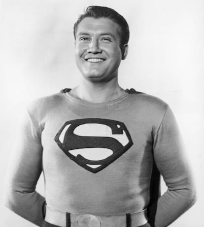 El primer Superman, George Reeves (Iowa, 1914-Los Ángeles, 1959), inauguró la esotérica teoría de que el personaje está maldito porque todos los relacionados con él acaban sufriendo desgracias abyectas. Oficialmente, Reeves se suicidó en su habitación mientras en el salón se celebraba una fiesta. Los testimonios de los testigos, todos borrachos, solo añadieron confusión a un supuesto suicidio lleno de incongruencias: el ángulo de la bala y la ausencia de huellas en el arma y de pólvora en las manos de Reeves contradecían la hipótesis oficial del suicidio. Los rumores apuntaron a que Eddie Mannix, vicepresidente de la Metro-Goldwyn-Meyer, contrató a unos mafiosos para que matasen a Reeves. El actor había tenido una aventura con la mujer de Mannix, Toni, pero rompió la relación y Eddie, quien conocía y consentía esta infidelidad, quiso vengarse de Reeves por romperle el corazón a su esposa. Se dice que ella misma confesó su culpabilidad a un sacerdote poco antes de morir. En la imagen, George Reeves posa vestido como Superman para la serie de televisión 'Las aventuras de Superman' (1953).