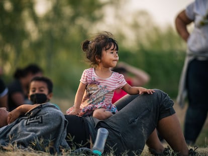 Familias migrantes esperan a ser procesadas por la Patrulla Fronteriza en La Joya, Texas, el 21 de junio.