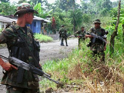 Un grupo de las Autodefensas Unidas de Colombia patrulla las calles de San Isidro, Colombia.