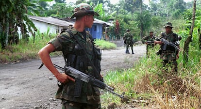 Un grupo de las Autodefensas Unidas de Colombia patrulla las calles de San Isidro, Colombia.