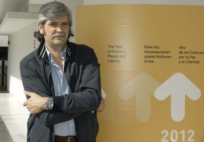 El poeta José Fernández de la Sota, ayer, en Bilbao tras la presentación del festival de poesía. 