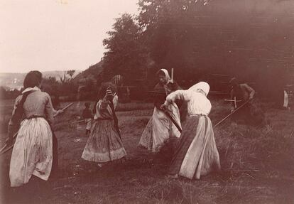 Fotografía anónima de segadoras asturianas, datada a finales del siglo XIX o principios del XX. En ella se pudo basar Sorolla para pintar 'La siesta, Asturias'.