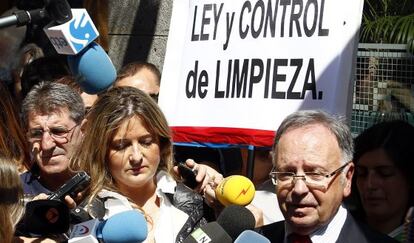 Virginia López Negrete y Miguel Bernat, del sindicato Manos Limpias, a las puertas de la Audiencia Nacional, en 2013.