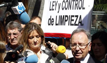 Virginia L&oacute;pez Negrete y Miguel Bernat, del sindicato Manos Limpias, a las puertas de la Audiencia Nacional, en 2013.