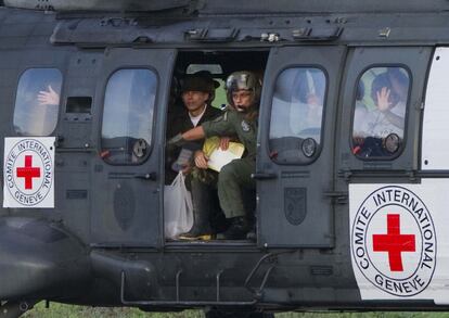 El helicóptero brasileño acudió a recoger a los rehenes a un punto no revelado -y despejado de presencia militar- determinado por los guerrilleros de las FARC para su entrega.