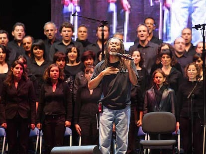 Bobby McFerrin, acompañado por el Orfeón Donostiarra durante su actuación en San Sebastián.