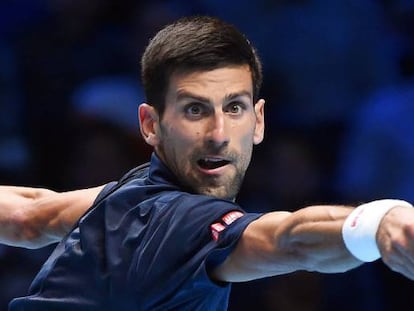 Djokovic devuelve la pelota durante el partido contra Thiem.