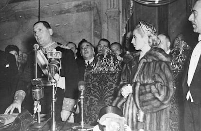 Juan Domingo Per&oacute;n jura en el inicio de su segunda presidencia en junio de 1952. A su lado Eva Per&oacute;n, poco antes de morir.