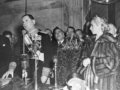 Juan Domingo Per&oacute;n jura en el inicio de su segunda presidencia en junio de 1952. A su lado Eva Per&oacute;n, poco antes de morir.
