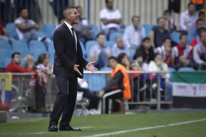 Simeone da instrucciones a sus futbolistas durante el partido 