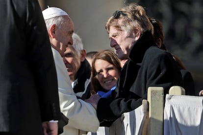 El Papa Francisco saluda en El Vaticano al actor Robert Redford, el 4 de diciembre de 2019. 