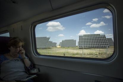 Paneles solares al paso por la localidad toledana de Mascaraque. 