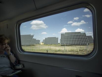 Paneles solares al paso por la localidad toledana de Mascaraque. 