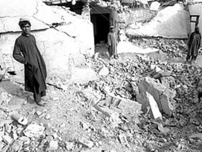 Varios vigilantes, entre las ruinas de la casa del clérigo Omar, que Estados Unidos bombardeó el pasado octubre.