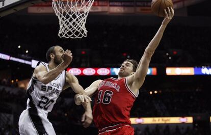 Pau Gasol ante Manu Ginóbili.