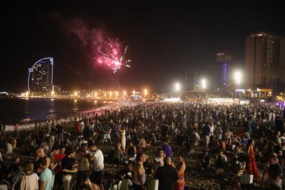 Miles de personas han llenado esta noche de jueves los cinco kilómetros de playas de Barcelona. Por primera vez desde que se decretó la pandemia, el acceso a las playas por la verbena de Sant Joan no tuvo ningún tipo de restricción.