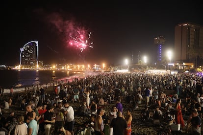 Miles de personas han llenado esta noche de jueves los cinco kilómetros de playas de Barcelona. Por primera vez desde que se decretó la pandemia, el acceso a las playas por la verbena de Sant Joan no tuvo ningún tipo de restricción.