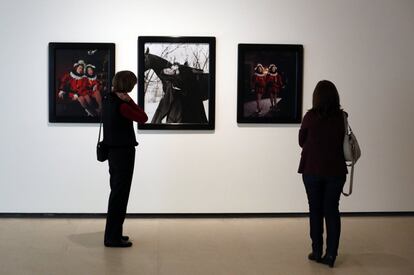 La exposición 'Todo el mundo es un teatro' de la Colección Goetz incluye partes del ciclo 'Cremaster' de Mathew Barney. En la imagen, dos personas observan fotografías de 'Cremaster 5: Elválás', de 1997.