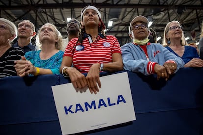 Asistentes a un mitin de Kamala Harris en West Allis (Wisconsin, EE UU).