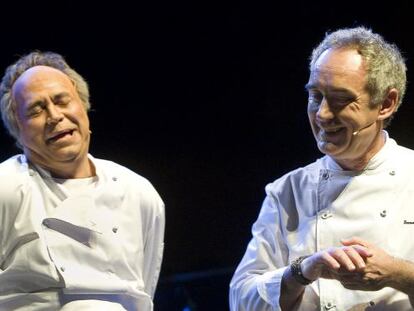 El cocinero Ferran Adrià como maestro de ceremonias y su imitador en el programa Polònia Cesc Casanovas.
