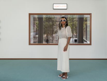 La artista brasileña Cinthia Marcelle, en el interior de su exposición en el Macba, en Barcelona, a mediados de julio.