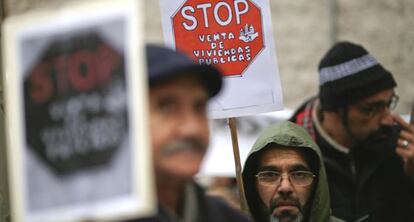 Manifestantes delante de la sede del Ivima, en la calle de Basílica, por la venta de los pisos.