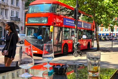 Vista de unas copas vacías en una terraza en Londres. EFE/ Guillermo Garrido