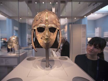 Casco del tesoro de Suttun Hoo en el Museo Británico de Londres.