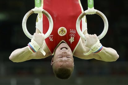 Denis Abliazin del equipo de Rusia reliza un ejercicio en anillos en la final de gimnasia artstica.