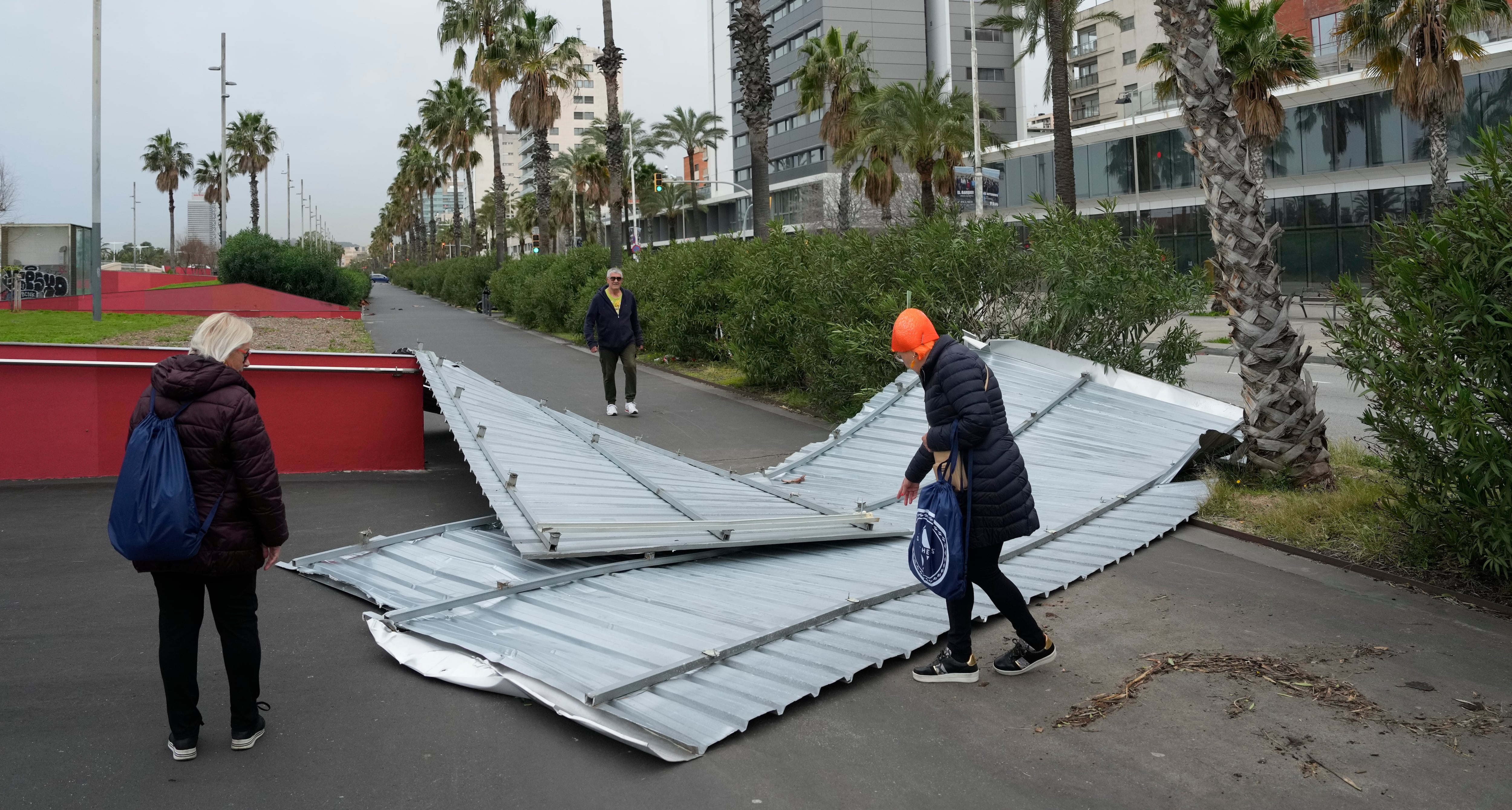 Última hora del temporal, en directo | La borrasca ‘Oriana’ pone en aviso rojo Castellón por rachas de viento “huracanadas”