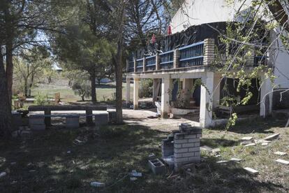 La casa donde se ocultaba la familia, en una urbanización semivacía en Cuenca.