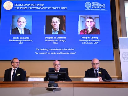 Conferencia de prensa en la Real Academia Sueca de Ciencias en Estocolmo, Suecia. En la pantalla (de izq. a der.) Ben S. Bernanke, Douglas W. Diamond y Philip H. Dybvig.