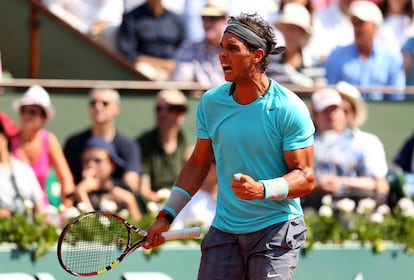 Nadal celebra un punto ante Djokovic durante la final masculina de Roland Garros 2014.