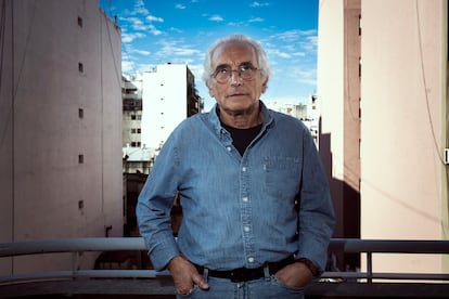 El filósofo, psicoanalista e investigador, Miguel Benasayag, en su casa de la ciudad de Buenos Aires, el 25 de abril de 2025.